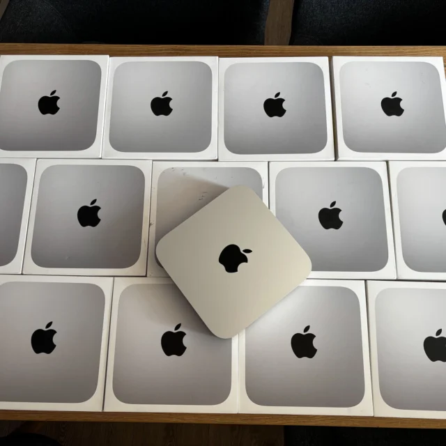 Uprzejmie informujemy, że w naszej szkole już września uczniowie wejdą do nowej pracowni komputerowej Apple. Dotychczasowe komputery Apple iMac z procesorami Intel zostaną zastąpione nowoczesnymi jednostkami Apple Mac Mini z procesorem Apple M1. Pracownia nadal składa się z 13 stanowisk, ale dzięki wymianie sprzętu uczniowie zyskają znacznie lepsze warunki do nauki.
Korzyści z wymiany sprzętu:
* Wyższa wydajność – komputery z procesorem M1 oferują znacznie większą szybkość działania, co pozwoli uczniom na płynniejszą pracę, uruchamianie bardziej zaawansowanych aplikacji i szybsze przetwarzanie danych.
* Cicha i energooszczędna praca – nowe Mac Mini pracują niemal bezgłośnie i zużywają mniej energii, co przekłada się na większy komfort pracy i troskę o środowisko.
* Lepsze wsparcie techniczne i bezpieczeństwo – komputery z M1 są objęte dłuższym wsparciem systemowym ze strony Apple, co oznacza regularne aktualizacje, lepszą ochronę danych i stabilność systemu.
* Nowoczesne oprogramowanie – dzięki lepszym parametrom technicznym możliwe jest korzystanie z najnowszych wersji systemu operacyjnego oraz programów edukacyjnych, multimedialnych oraz aplikacjido tworzenia wideo, muzyki i grafiki.
* Przyszłościowa inwestycja – Mac Mini z procesorem M1 to sprzęt, który posłuży uczniom przez wiele lat, zapewniając wysoką jakość nauki z wykorzystaniem nowoczesnych technologii.
Wierzymy, że ta zmiana pozytywnie wpłynie na rozwój kompetencji cyfrowych naszych uczniów oraz umożliwi im jeszcze efektywniejsze korzystanie z zajęć informatycznych i interdyscyplinarnych.