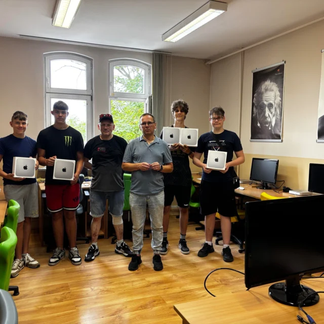 Miło nam poinformować, że zakończyliśmy wymianę sprzętu komputerowego w pracowni 50PC. Do sali trafiły używane wcześniej w sali 7 komputery iMac. Są już w pełni skonfigurowane i gotowe do użycia. 

W naszej drugiej pracowni komputerowej (sala 7) trafiły nowo pozyskane komputery Mac Mini z procesorami M1.

W przeniesieniu sprzętu oraz jego konfiguracji bardzo pomogli uczeń z kl. 6: Bartek, absolwenci: Paweł, Marcel i Szymon oraz tata Marcela. 

Serdecznie dziękujemy za pomoc.