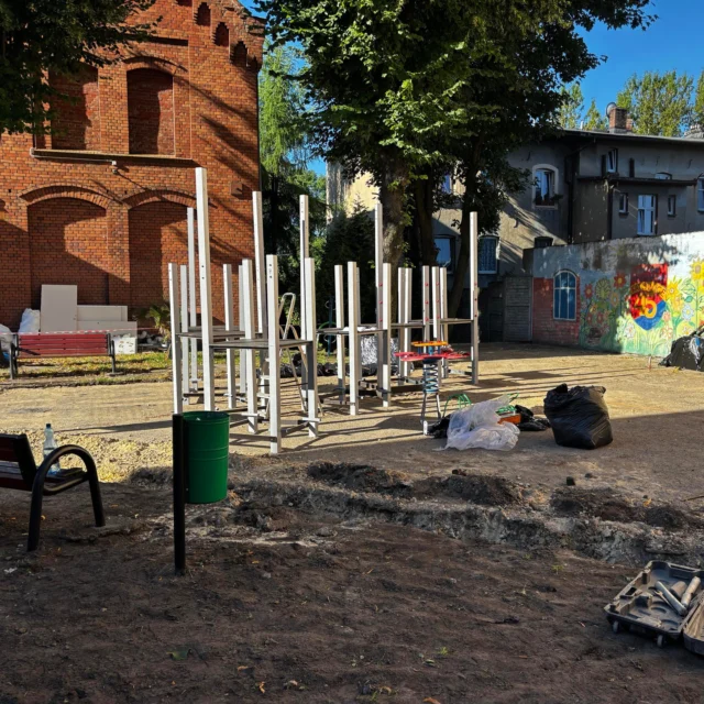 Ledwie wczoraj informowaliśmy, że czekamy na zabawki na nasz nowy plac zabaw z Budżetu Obywatelskiego, a dziś o godz. 8:00 nasz plac wygląda już tak: