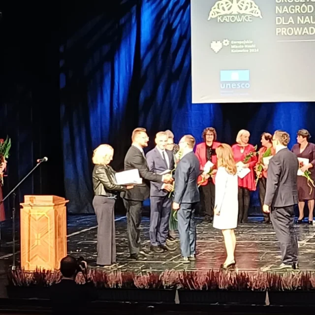 Nagrody Prezydenta Miasta Katowice dla naszych
Miło nam poinformować, że praca naszych nauczycieli została zauważona przez władze Miasta Katowice. Na cyklicznej, corocznej gali z okazji Dnia Edukacji Narodowej Prezydent Miasta Katowice pan dr Marcin Krupa uhonorował nagrodami naszego dyrektora pana Rafała Zawiślaka i panie Katarzynę Błaszczyk oraz Annę Kołodziej. 
Jesteśmy dumni i bardzo dziękujemy za wyróżnienie!