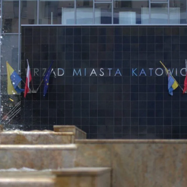 Sesja komisji Rady Miasta Katowice w SP45
Miło mi poinformować społeczność szkolną, że już jutro, w piątek 17 października w sali 35 odbędzie się wyjazdowa sesja Komisji Edukacji Rady Miasta w naszej szkole. Początek posiedzenia o godz. 11. 
Jest to dla nas ogromne wyróżnienie, że nasza praca została dostrzeżona przez organ prowadzący.
Wśród zaproszonych gości będzie wiceprezydent Miasta Katowice pan Waldemar Bojarun, Przewodniczący Rady Miasta pan Łukasz Borkowski, radni - członkowie Komisji Edukacji RM Katowice, naczelnik Wydziału Edukacji UM Katowice prof. Tomasz Huk, Naczelnik Wydziału Sportu UM Katowice pan Dawid Kamiński, a być może również sam Prezydent Miasta Katowice pan dr Marcin Krupa. 
Proszę uczniów o dobry humor, uśmiech i szczególnie sumienne wykonywanie obowiązków 🙂
Mam nadzieję, że przedstawimy się w pozytywnym świetle.
RZ.